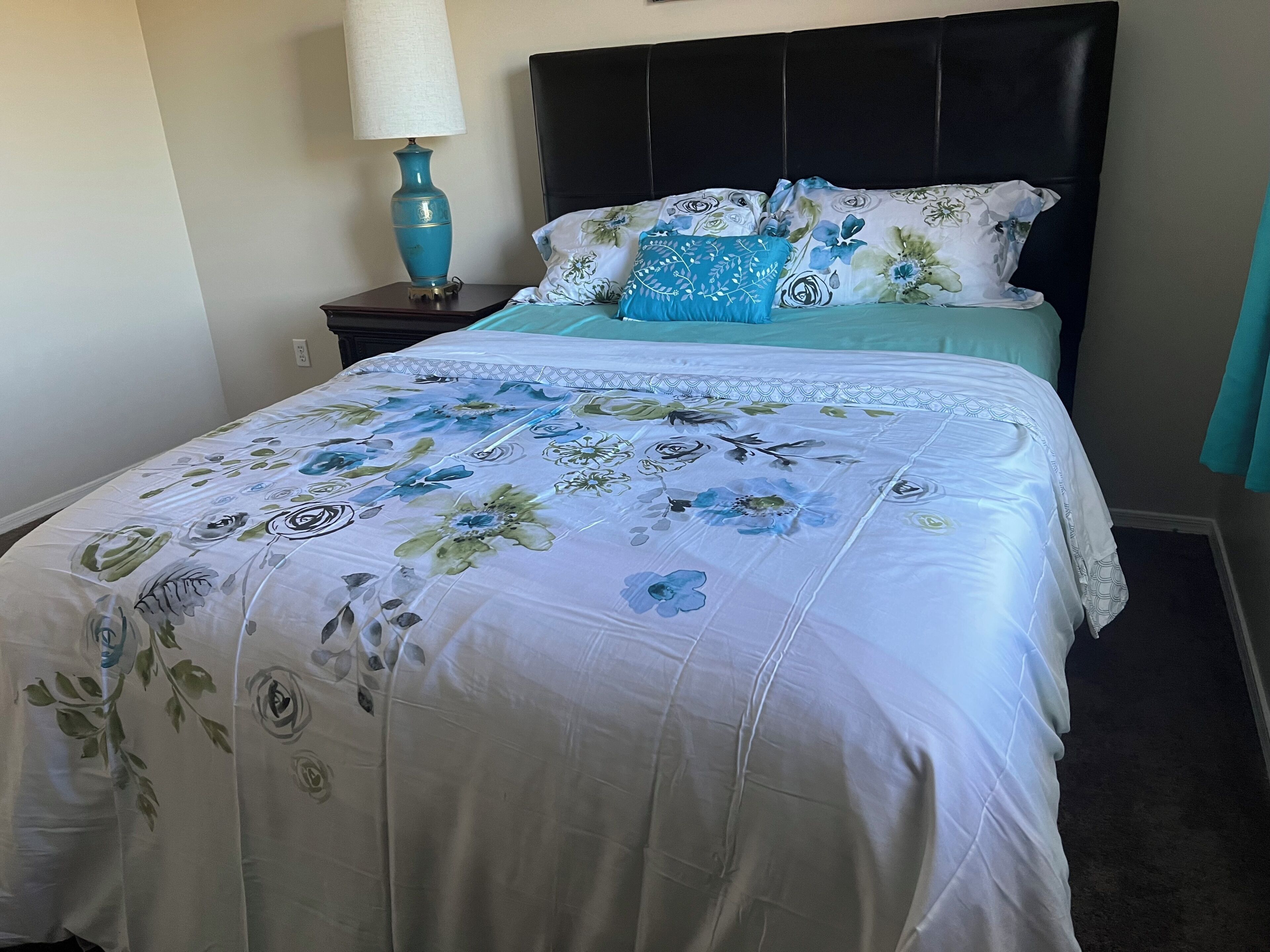 Tabla de planchar con plancha, internet y ropa de cama 