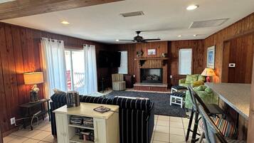 Een televisie en een open haard