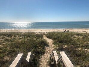 On the beach - Classic Beachfront Home on Gulf of Mexico at TWIN PEAKS now with Elevator (Saint George Island)