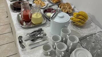 Café da manhã com buffet grátis todos os dias