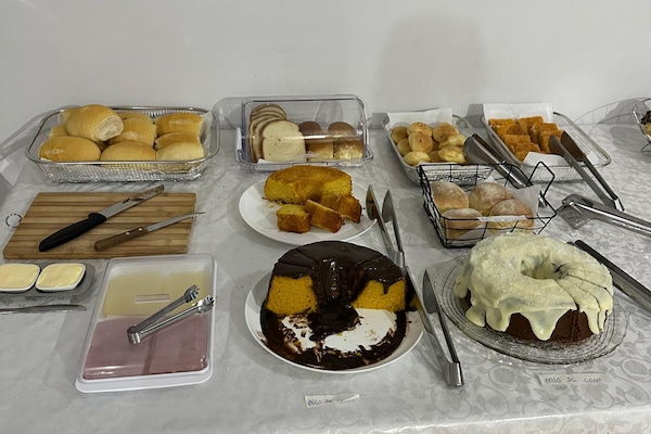 Café da manhã com buffet grátis todos os dias