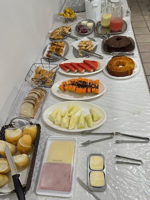Buffet déjeuner gratuit tous les jours