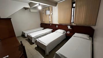 高级四人房 | 免费 WiFi、床单