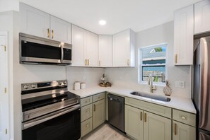 Mikrovågsugn, ugn, spishäll och diskmaskin