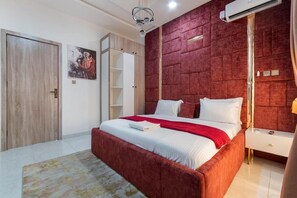2 chambres, fer et planche à repasser, Wi-Fi, draps fournis
