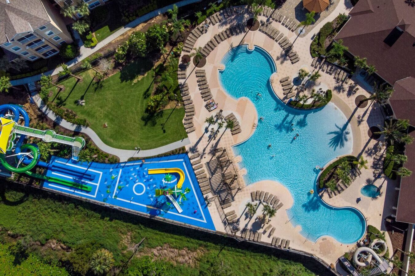 Vue aérienne d’un complexe hôtelier doté de plusieurs piscines, d’un parc aquatique et d’espaces de détente.