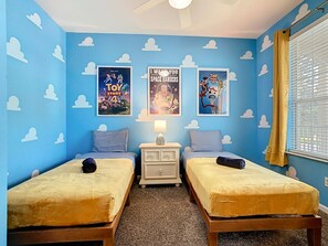 3 bedrooms, desk, iron/ironing board, travel cot - Windsor Hills Themed Condo Resort Pool By Disney (Kissimmee)