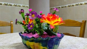 A table with a colorful ceramic bowl containing flowers. - Quiet and beautiful apartment (Orizaba)