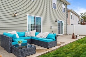 Terrace/patio - SPACIOUS GOURMET KITCHEN WITH 2 KING ENSUITES, GAMES, CLOSE TO DOWNTOWN (College Place)