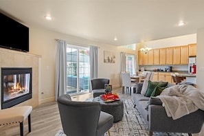 TV, fireplace - SPACIOUS GOURMET KITCHEN WITH 2 KING ENSUITES, GAMES, CLOSE TO DOWNTOWN (College Place)