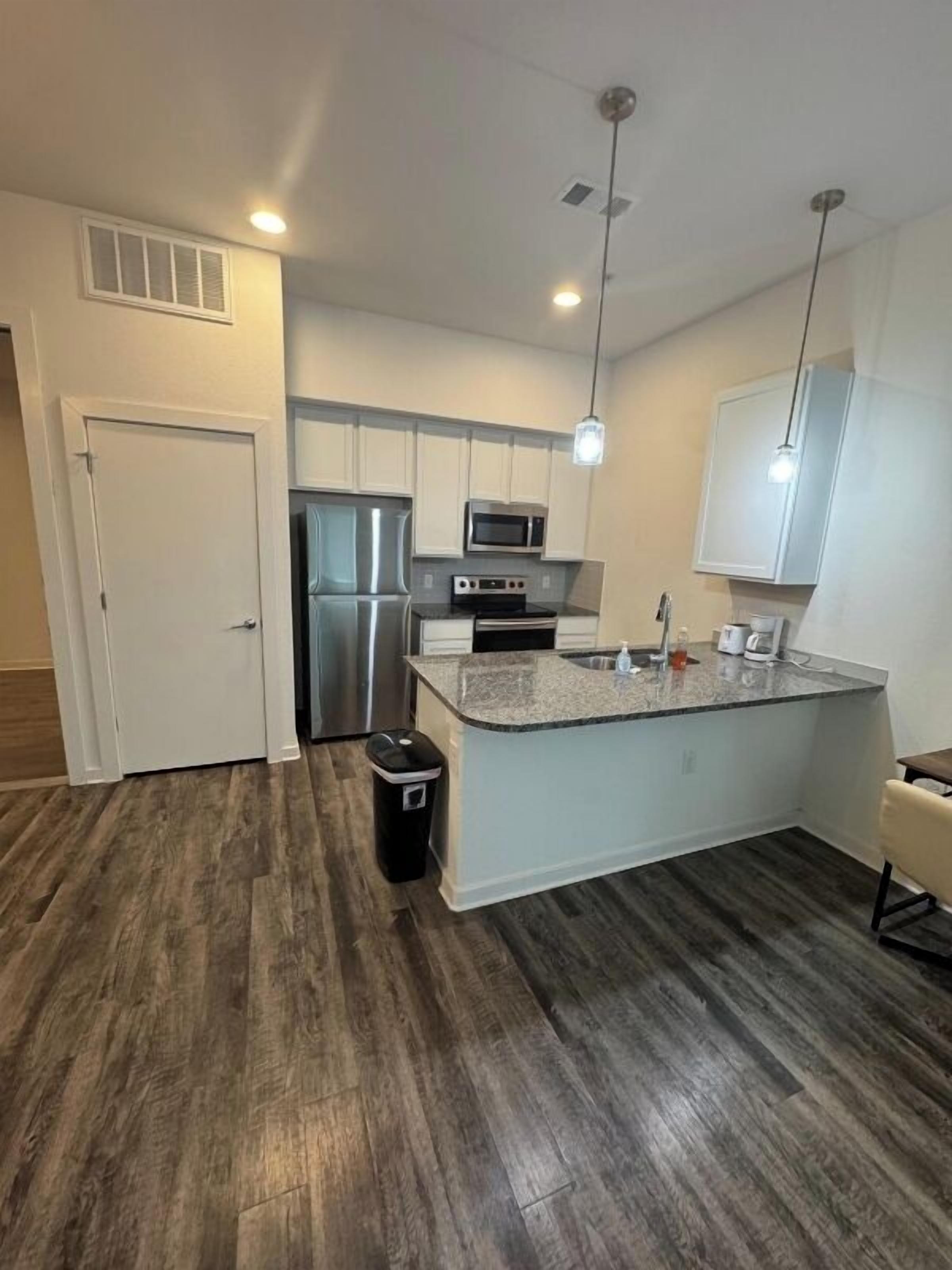 Een koelkast, een magnetron, een oven, een vaatwasser