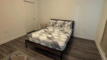 Een strijkplank/strijkijzer, wifi, beddengoed