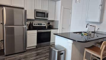 Ofen, Herdplatte, Geschirrspüler, Wasserkocher mit Kaffee-/Teezubehör