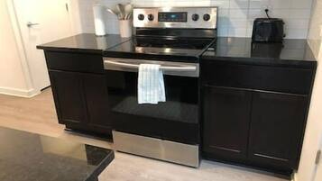 Geladeira, fogão, lava-louças, cafeteira/chaleira