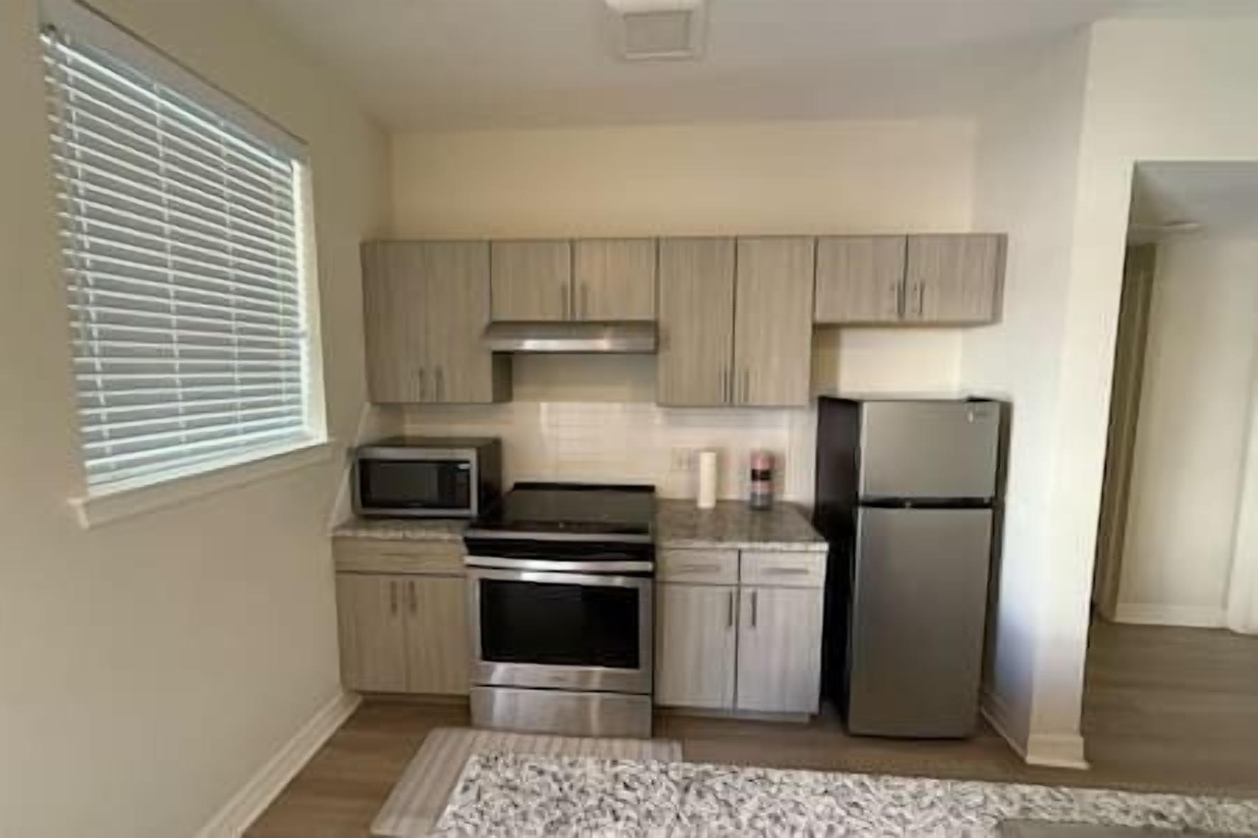 Een koelkast, een kookplaat, een vaatwasser