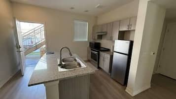 Refrigerador, parrilla de estufa, lavavajillas y cafetera y tetera