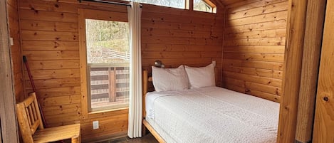Chalet rustique de base | Espace de travail pour ordinateurs portables, accĂšs au Wi-Fi (inclus)