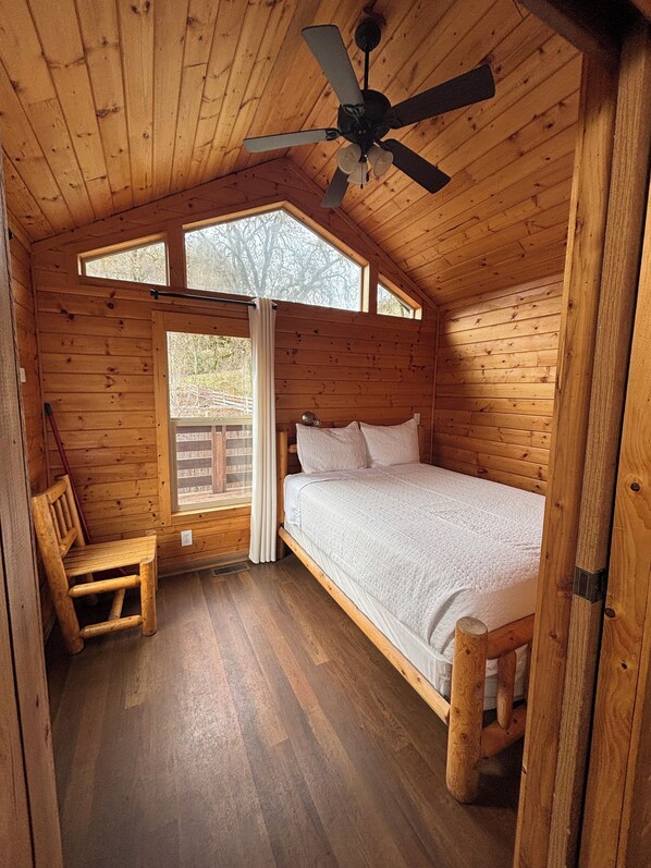 Basic Cabin | Laptop workspace, free WiFi, wheelchair access