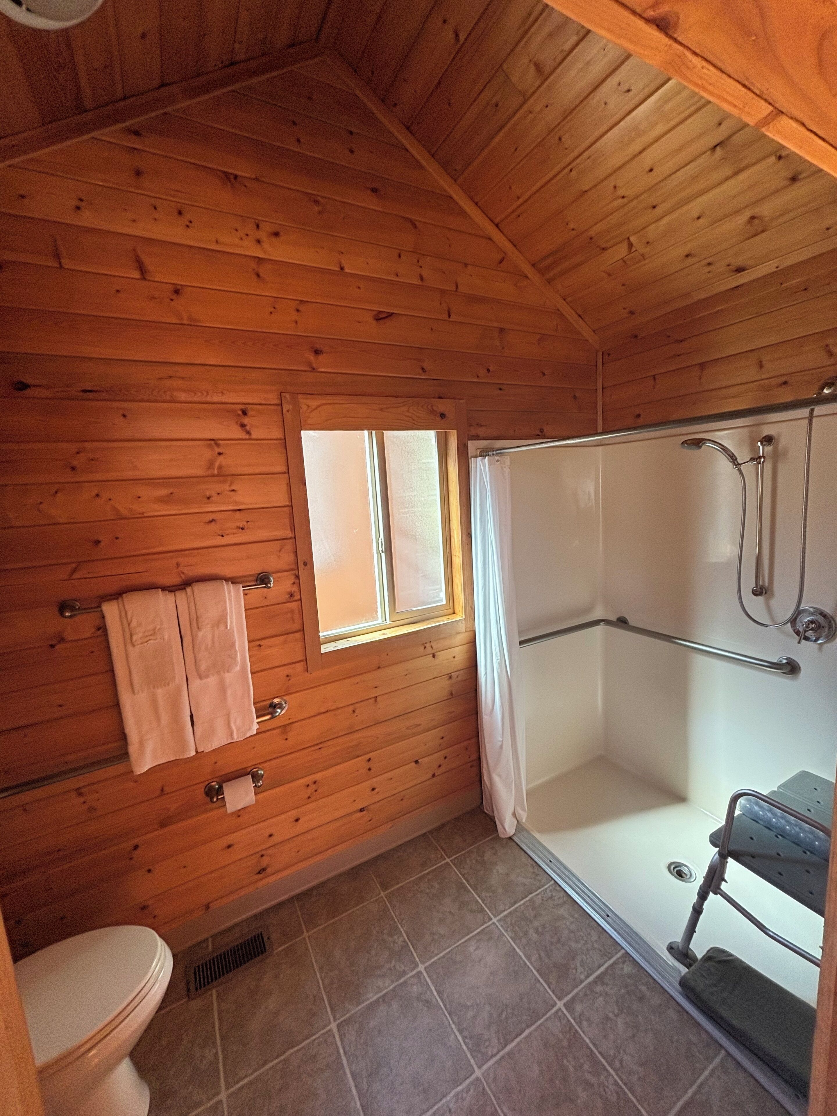Basic Cabin | Bathroom | Toilet paper