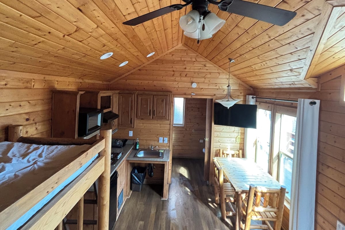 Basic Cabin | Laptop workspace, free WiFi, wheelchair access