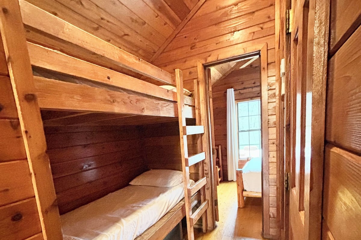 Deluxe Cabin, Mountain View | Laptop workspace, free WiFi, wheelchair access