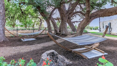 Leander 1BR Apartment with Kitchen & Living Room