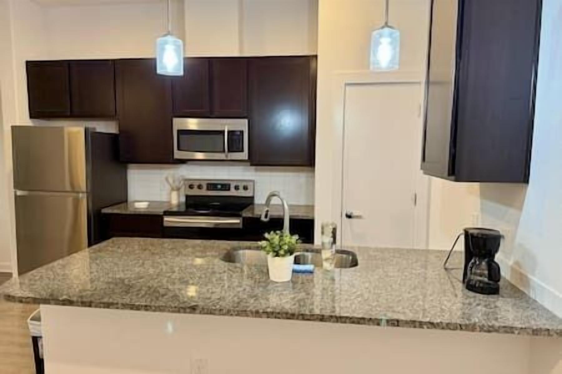 Een koelkast, een oven, een vaatwasser, een koffiezetapparaat/waterkoker