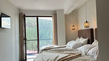 Habitación con 2 camas individuales, balcón, vistas a la montaña | Wifi gratis