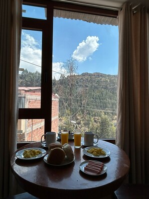 Sudah termasuk sarapan masakan setempat setiap hari