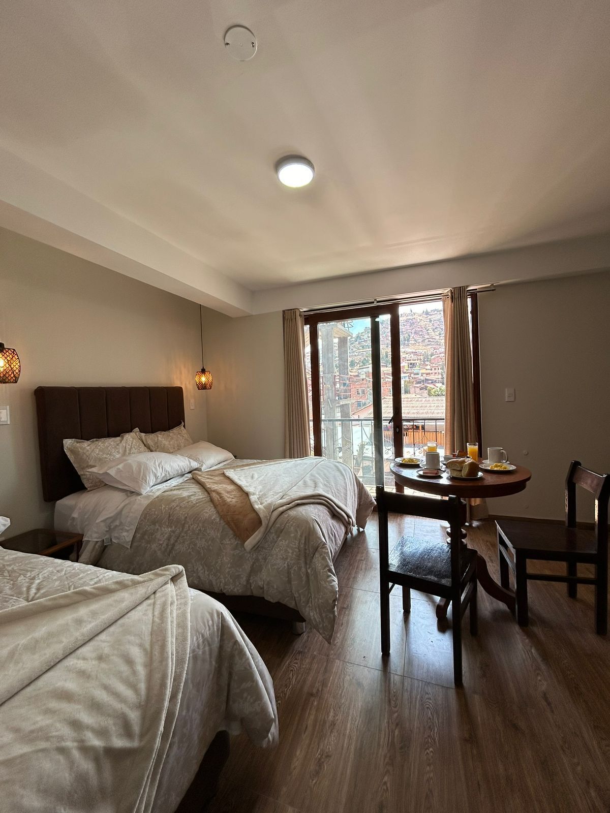 Habitación con 2 camas individuales, balcón, vistas al patio | Wifi gratis