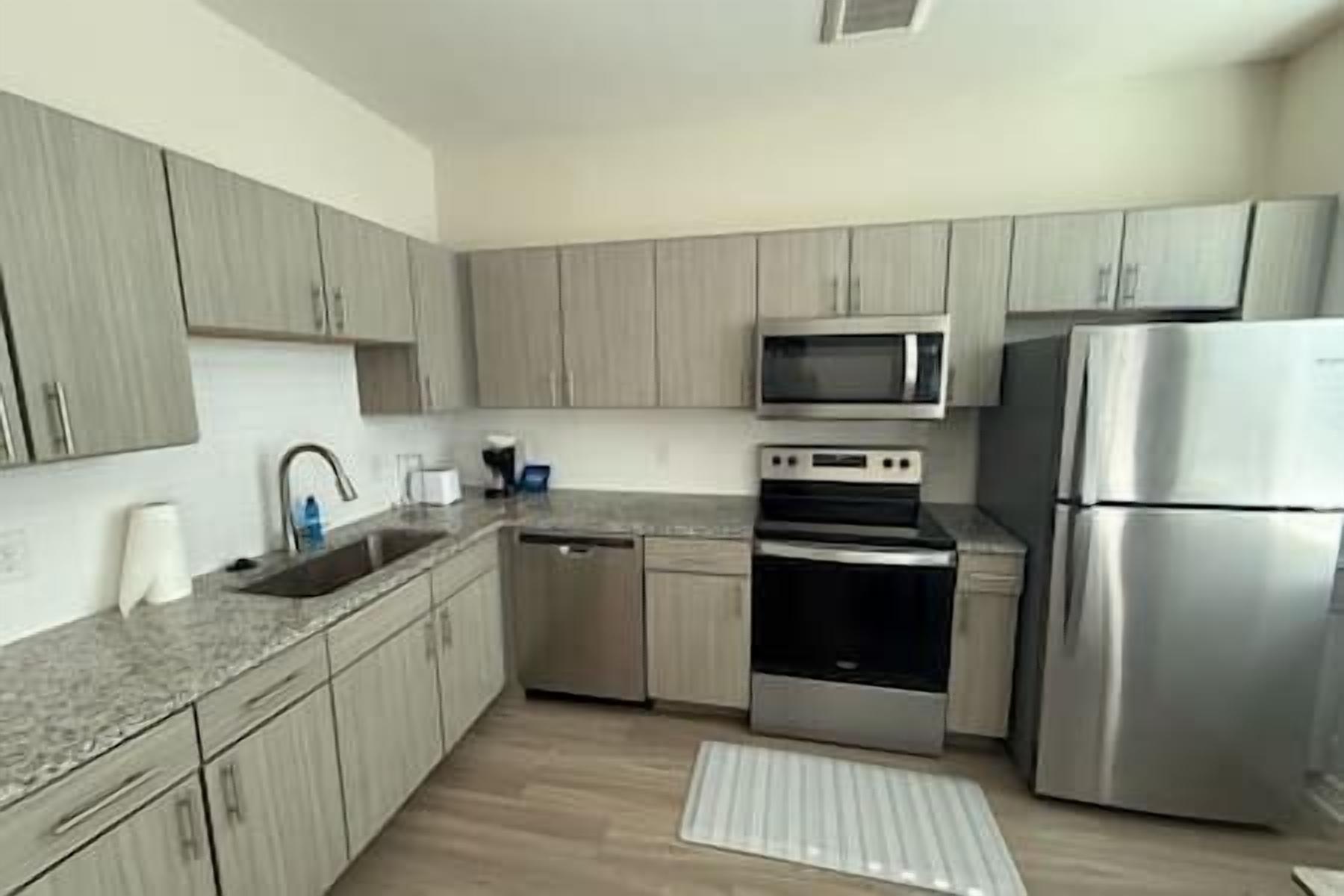 Refrigerador, parrilla de estufa, lavavajillas y cafetera y tetera 