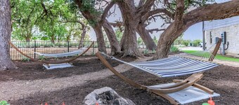 Modern Leander Getaway Near Shop