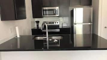 Een koelkast, een magnetron, een oven, een vaatwasser