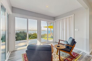 TV - Newly renovated home with private hot tub and amazing sunset views, dog friendly (Kingston)