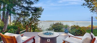 Newly renovated home with private hot tub and amazing sunset views, dog friendly