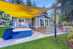 Terrace/patio - Newly renovated home with private hot tub and amazing sunset views, dog friendly (Kingston)