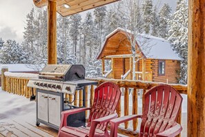 Terrace/patio - Island Park Winter Escape | Fireplace • Game Room • Hot Tub (Island Park)