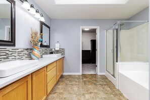 Hair dryer, towels, soap, toilet paper - Spacious Mt Hood Skiing Retreat - Pet-Friendly - Forest, Deck, Near Portland (Gresham)