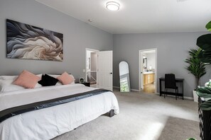 4 bedrooms, desk, iron/ironing board, free WiFi - Spacious Mt Hood Skiing Retreat - Pet-Friendly - Forest, Deck, Near Portland (Gresham)