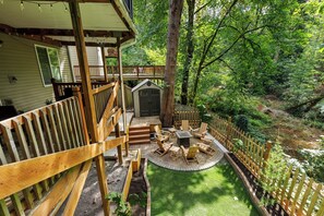 Outdoor dining - Spacious Mt Hood Skiing Retreat - Pet-Friendly - Forest, Deck, Near Portland (Gresham)