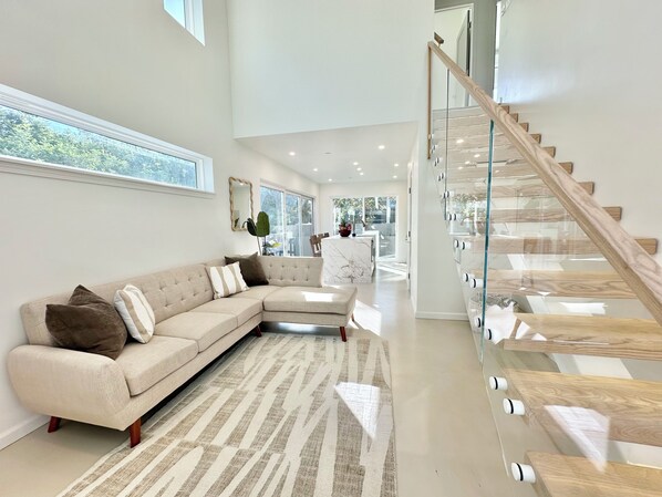 Living area - The Modern Kailua Beach House (Kailua)