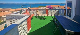 Impresionante apartamento en Tkon con vistas al mar.