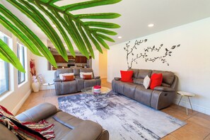 Casa de luxe, 5 dormitoris, piscina privada, vistes a la piscina | Sala d'estar | Televisor intel·ligent de 55 polzades amb canals per cable i Netflix
