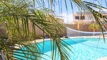 Kolam renang outdoor, dengan payung kolam renang dan kursi berjemur