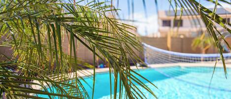 Außenpool, Sonnenschirme, Liegestühle