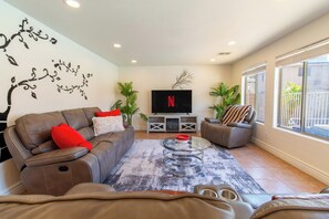 Luxury House, 5 Bedrooms, Private Pool, Pool View | Living room