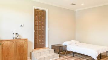 1 bedroom, bed sheets