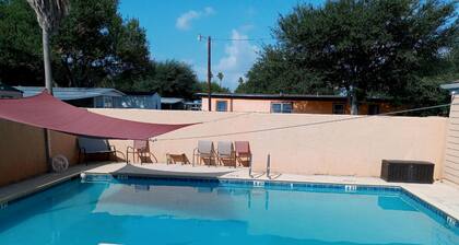 The Driftwood Retreat, with Pool Access!
