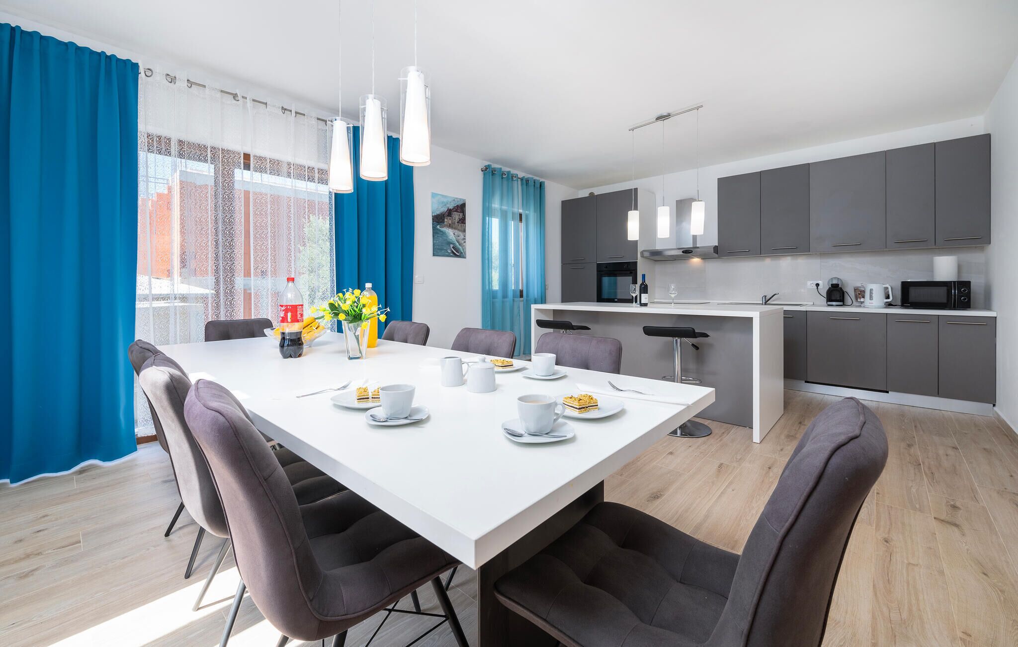 ثلاجة، فرن، موقد طهي مسطح، غسالة أطباق