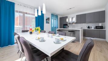 Fridge, oven, stovetop, dishwasher